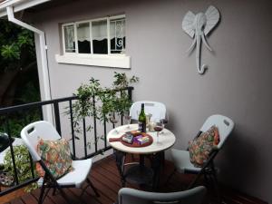 Un balcon sau o terasă la Burnham Road Suite Guest House