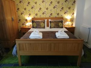 เตียงในห้องที่ Aberconwy House B&B