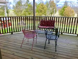 3 sillas y una silla sentada en un porche en Rabbit Creek Bed & Breakfast, en Versailles