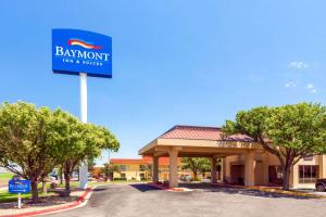 a sign for a bahworth inn and suites at Baymont by Wyndham Amarillo East in Amarillo