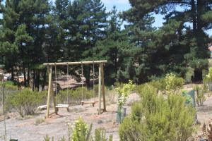 Un jardín fuera de lodge con piscina privada, parcela de campo.