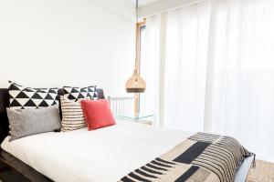 A bed or beds in a room at By the Sea Apartment • Terrace · Wifi · Netflix