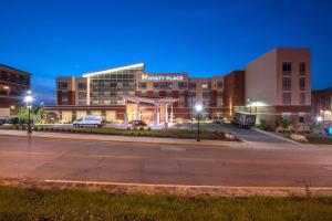 un parking vide devant un hôpital la nuit dans l'établissement Hyatt Place Bowling Green, à Bowling Green