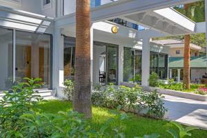 une cour d'une maison avec un palmier dans l'établissement Forest Park Hotel, à Kemer