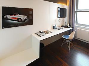 Televisor o centre d'entreteniment de V8 HOTEL Classic Motorworld Region Stuttgart