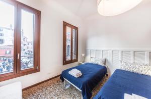 um quarto com 2 camas e uma janela em Ca' d'Oro suite em Veneza