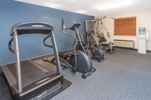 een fitnessruimte met cardio-apparatuur in een kamer bij Ramada by Wyndham Springfield North in Springfield