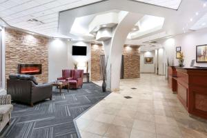 TV at/o entertainment center sa Ramada by Wyndham Edmonton South