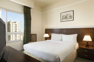 Gulta vai gultas numurā naktsmītnē Ramada by Wyndham Beach Hotel Ajman