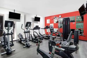 Fitnes centar i/ili fitnes sadržaji u objektu Ramada Encore by Wyndham San Luis Potosi