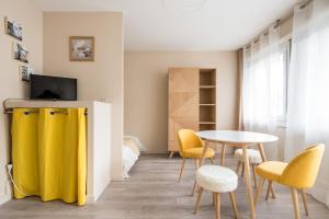 Uma TV ou centro de entretenimento em Appartement Lyon Gerland - Enjoy in Lyon