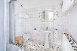 bagno bianco con lavandino e servizi igienici di Birkenhof a Norderney