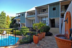 een appartementencomplex met een zwembad en planten bij Spring Hill Mews Apartments in Brisbane