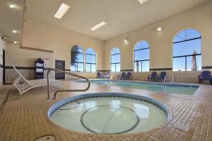 - une grande piscine dans une grande pièce avec piscine dans l'établissement Days Inn by Wyndham Carlsbad, à Carlsbad