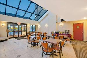 מסעדה או מקום אחר לאכול בו ב-Days Inn by Wyndham Parsippany