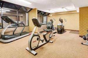 une salle de sport avec plusieurs tapis de course et machines elliptiques dans l'établissement Days Inn by Wyndham Cheyenne, à Cheyenne