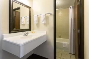 Um banheiro em Days Inn by Wyndham Fort Collins