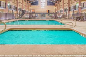 - une grande piscine dans un bâtiment d'eau bleue dans l'établissement Days Inn by Wyndham Lubbock South, à Lubbock