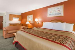 Krevet ili kreveti u jedinici u objektu Days Inn & Suites by Wyndham New Iberia