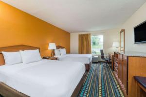 Giường trong phòng chung tại Days Inn by Wyndham Florence Cincinnati Area