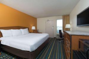 Giường trong phòng chung tại Days Inn by Wyndham Florence Cincinnati Area