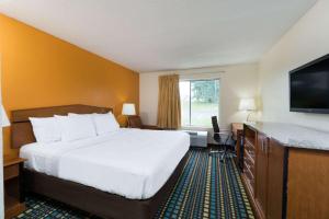 Giường trong phòng chung tại Days Inn by Wyndham Florence Cincinnati Area