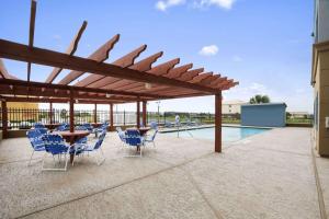 Poolen vid eller i närheten av Days Inn & Suites by Wyndham Galveston West/Seawall