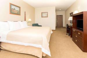 เตียงในห้องที่ Days Inn by Wyndham Colorado Springs Airport