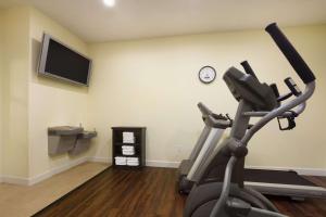 Fitnesscenter och/eller fitnessfaciliteter på Days Inn & Suites by Wyndham Galveston West/Seawall