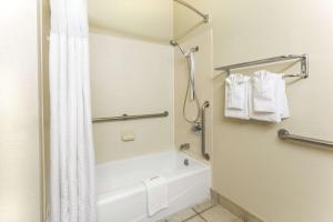 ห้องน้ำของ Days Inn by Wyndham Colorado Springs Airport