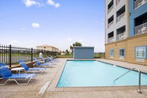 Poolen vid eller i närheten av Days Inn & Suites by Wyndham Galveston West/Seawall