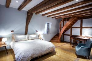 A bed or beds in a room at Hôtel & Spa Le Bouclier D'or