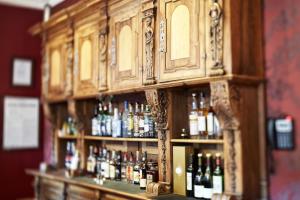 The lounge or bar area at Hôtel & Spa Le Bouclier D'or