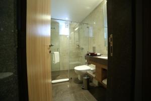 Kamar mandi di Native INN By Heda Hospitality