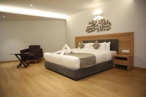 Tempat tidur dalam kamar di Native INN By Heda Hospitality