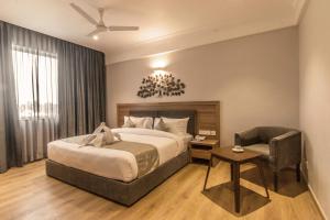 Tempat tidur dalam kamar di Native INN By Heda Hospitality