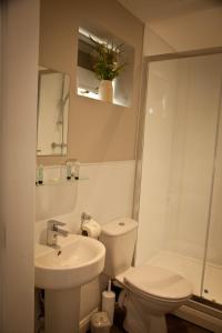 Rowton Poplars Hotel tesisinde bir banyo