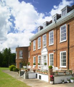 un gran edificio de ladrillo rojo con ventanas blancas en Stoke Place- Part of the Cairn Collection, en Slough