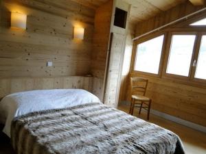 Chalet Fleur des Alpes में एक कमरे में एक या कई बेड