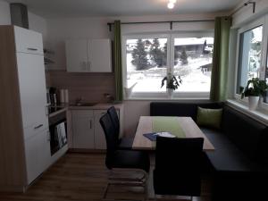 cocina y comedor con mesa y ventana en Apart Alpenflair, en Sankt Leonhard im Pitztal