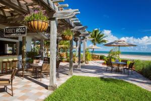 - une terrasse avec des chaises longues, des parasols et la plage dans l'établissement Hyatt Vacation Club at Windward Pointe, à Key West