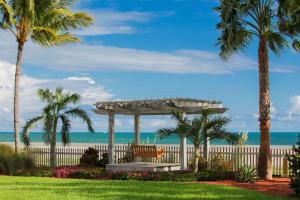 - un kiosque sur la plage avec des palmiers et l'océan dans l'établissement Hyatt Vacation Club at Windward Pointe, à Key West