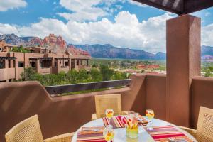 een tafel op een balkon met uitzicht op de bergen bij Hyatt Vacation Club at Pinon Pointe, Sedona in Sedona