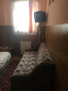 - une petite chambre avec un lit et une fenêtre dans l'établissement Садиба Достаток, à Kolomya