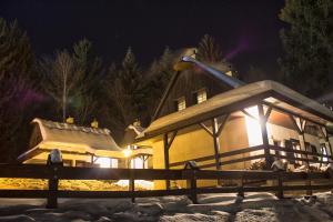 ein Haus im Schnee in der Nacht in der Unterkunft Chalupy Na Rališce in Horní Bečva