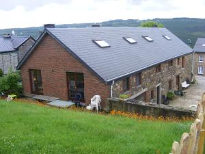 uma casa com um telhado com clarabóias em Ferme Hurlet em Stavelot