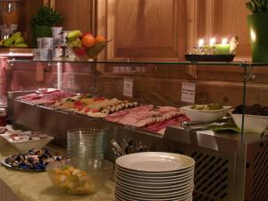 un buffet di carne e altri prodotti alimentari su un tavolo di Hotel Smart-Inn a Erlangen