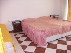 A bed or beds in a room at Popov Guest House