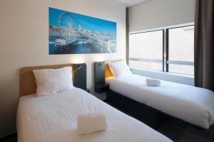 Ein Bett oder Betten in einem Zimmer der Unterkunft easyHotel The Hague Scheveningen Beach