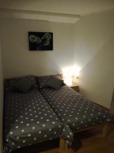 een slaapkamer met een bed met polka dot-lakens bij Guest House Kvartin in Umag